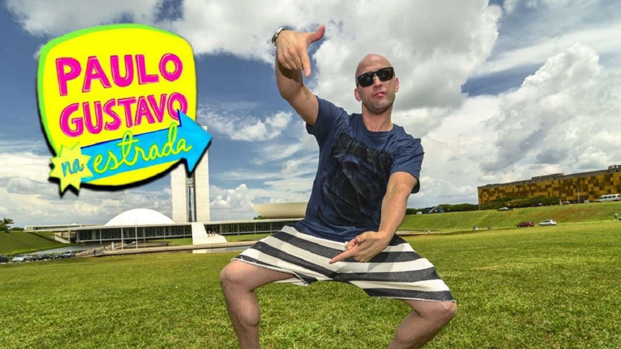 Paulo Gustavo na Estrada backdrop